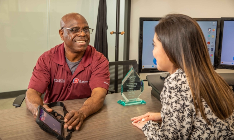 Commercial move manager meeting with client